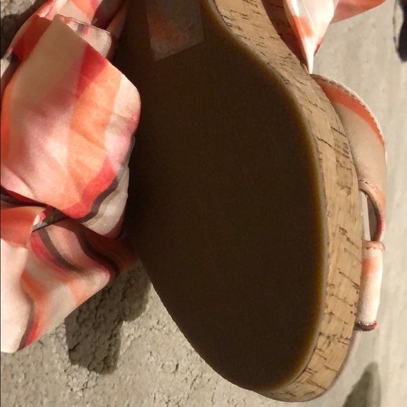 Le Chateau Wedge Heels - Picture 3 of 3